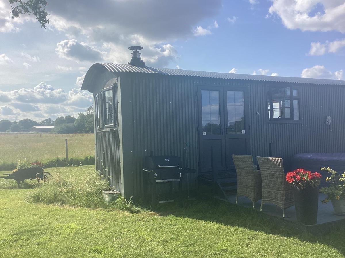 CHARMING LUXURIOUS RURAL SHEPHERDS HUT, ХУК **